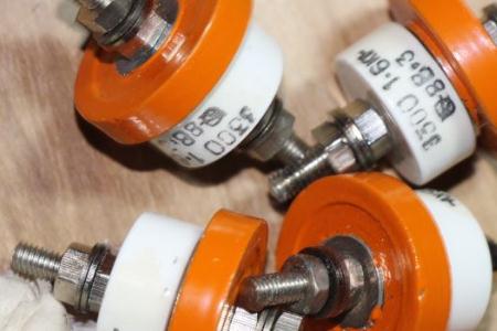 真空開(kāi)關(guān)管的氣密絕緣系統(tǒng)、屏蔽系統(tǒng)以及導(dǎo)電系統(tǒng)